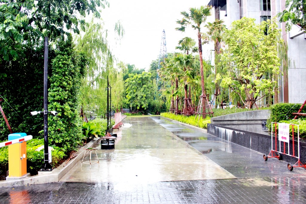 ถนนทางด้านซ้ายวงรอบโครงการ