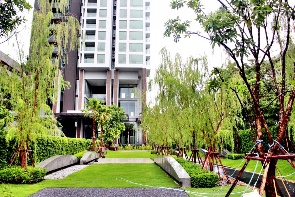 สวนหย่อมด้านหน้าโครงการ