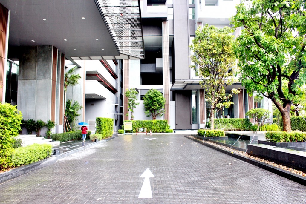 ถนนด้านหน้าโครงการผ่านตึก A - B