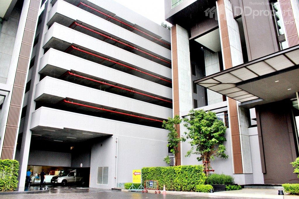 ตึกจอดรถอยู่ระหว่าง ตึก A-B