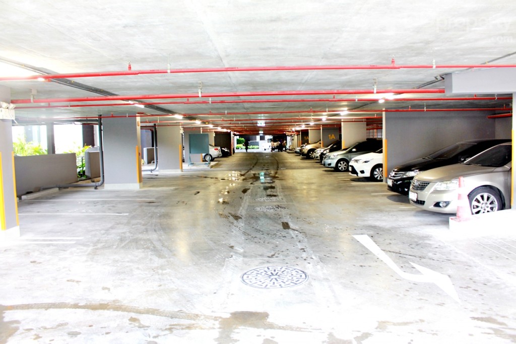 ภายในตึกจอดรถ