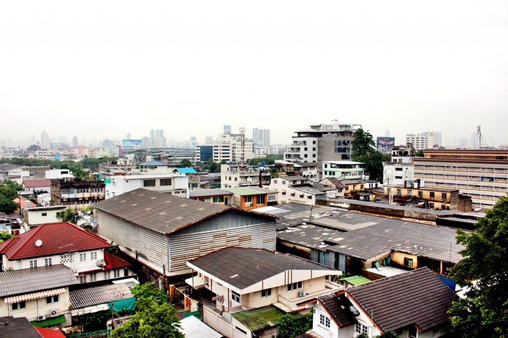 ทิศตะวันออก หรือด้านหลัง เป็นย่างชุมชน