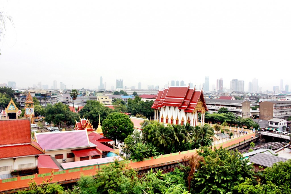 ทิศเหนือ เป็นวัด