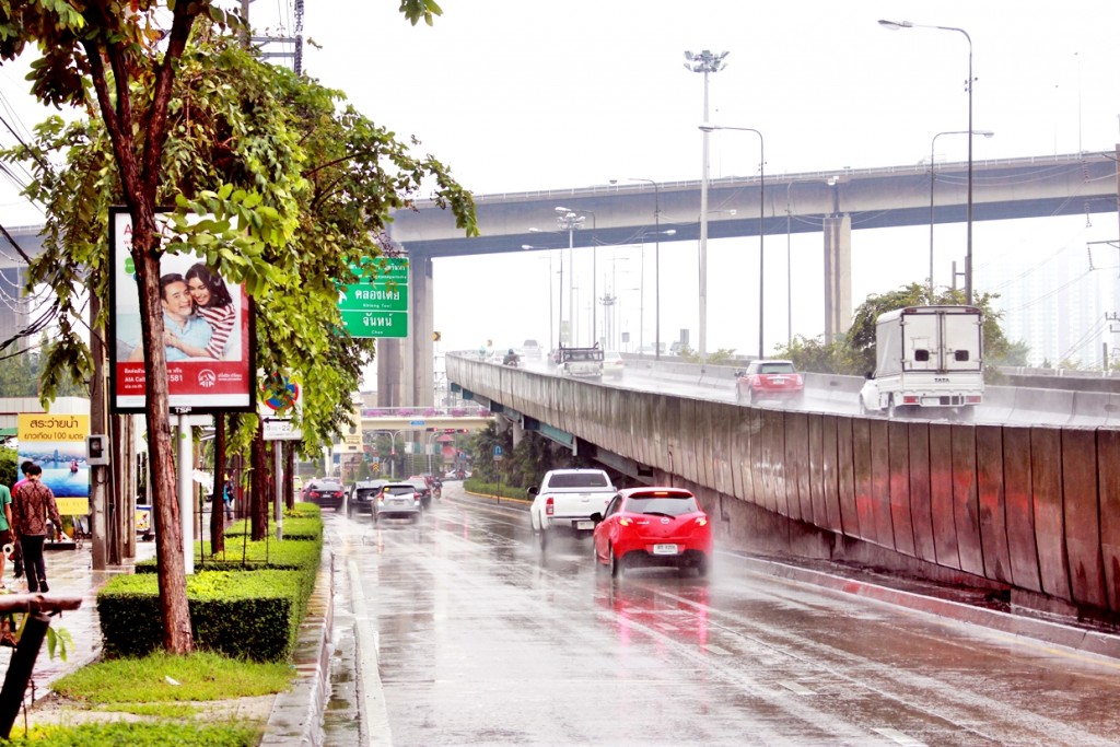 เส้นขาเข้าไปยังสาธร และยังสามารถ ตรงไปยังคลองเตย เลี้ยวซ้ายไปยังถนนจันทร์