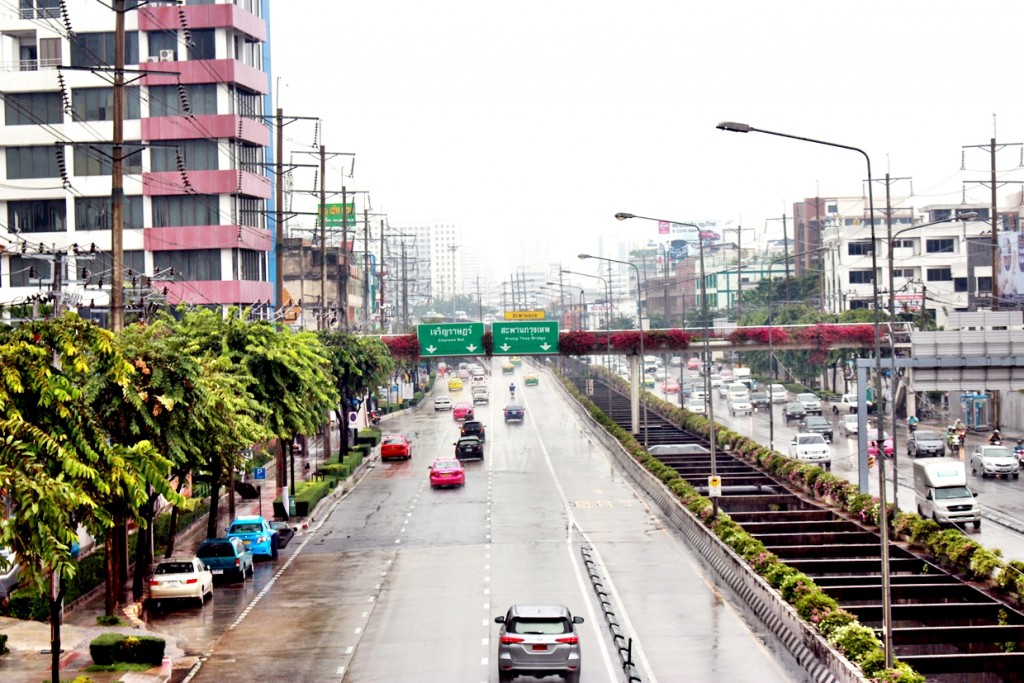 เส้นทางขาออกมุ่งตรงไปยัง เจริญราษฎร์ และ สะพานกรุงเทพ