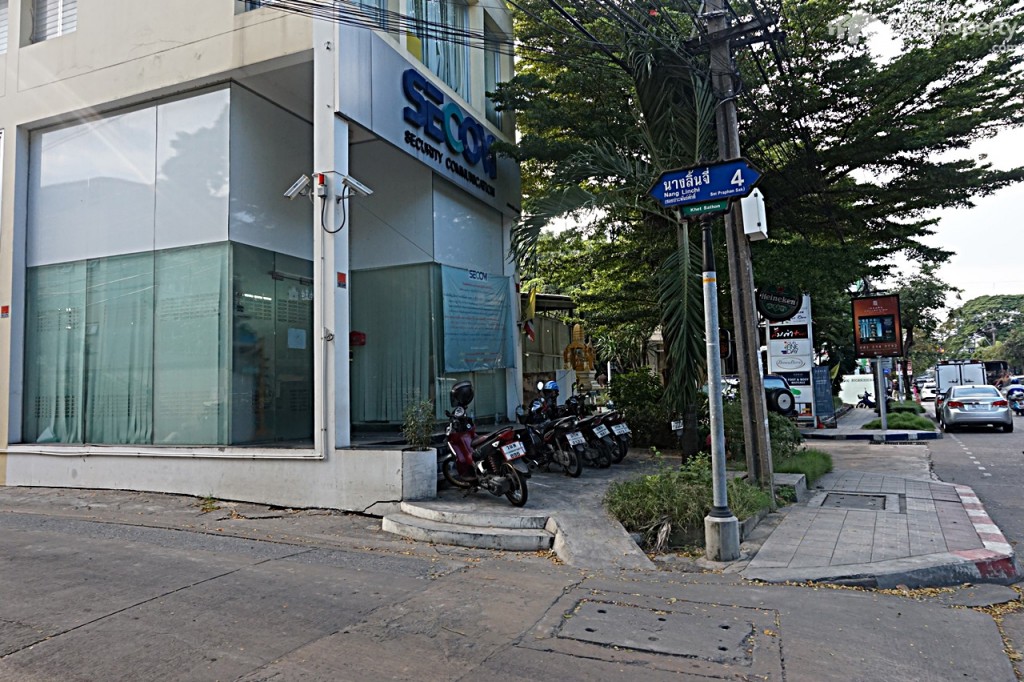 1 Issara CollectionIssara Collection 110-020