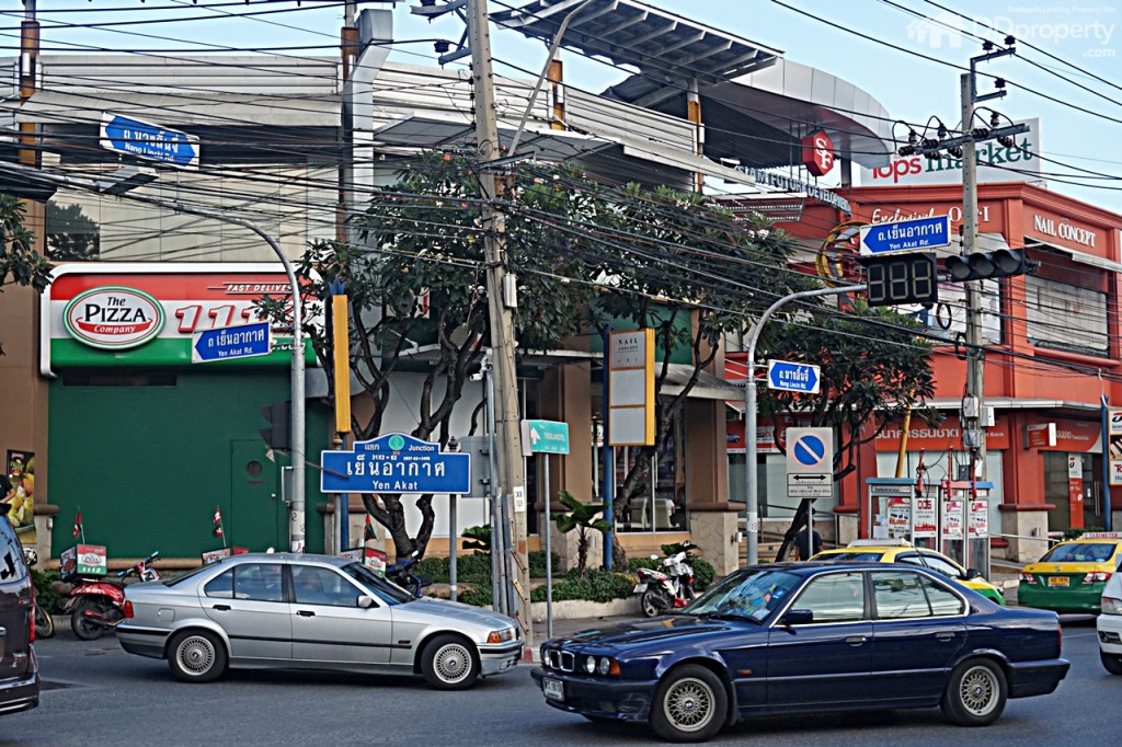 4 แยกบนถนนนางลิ้นจี่