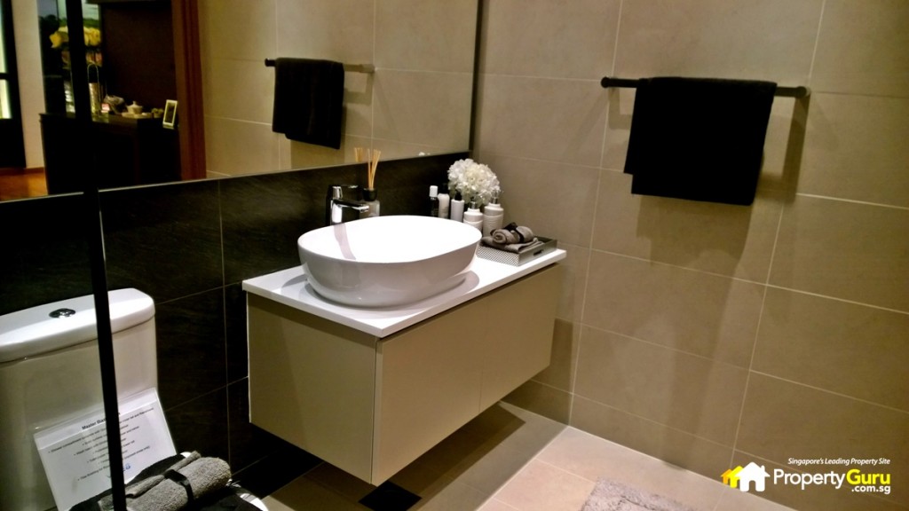 Vue 8 master bathroom in 4-bedroom unit