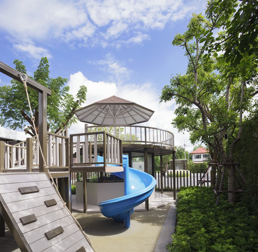 สนามเด็กเล่น พร้อมเครื่องเล่นสำหรับเด็ก