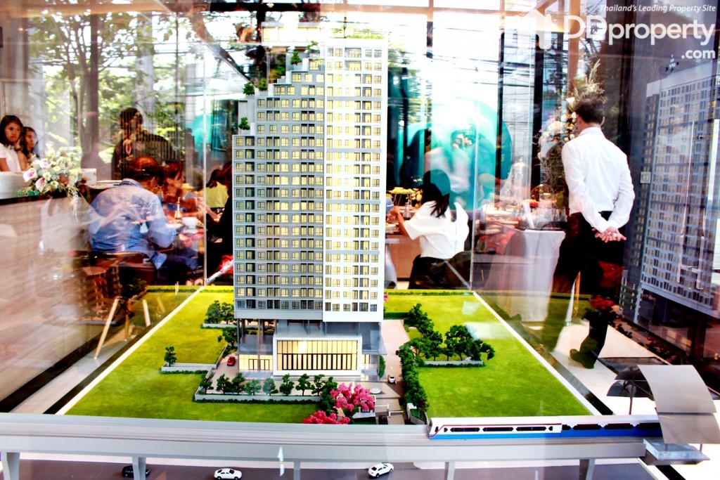 ด้านทิศตะวันออกเฉียงใต้