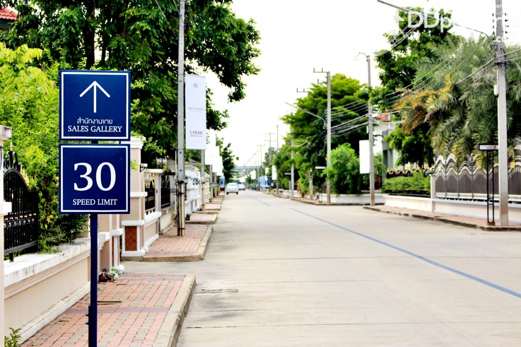 ถนนภายในโครงการมีความกว้างโดยประมาณ 6-8  เมตร