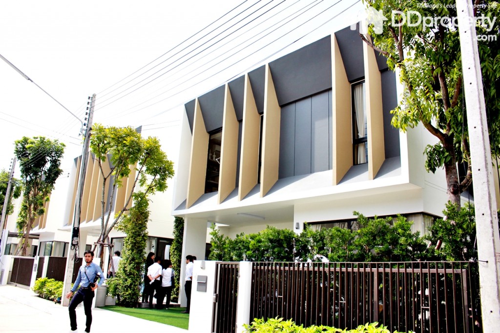 มุมมองด้านซ้ายของบ้านตัวอย่าง