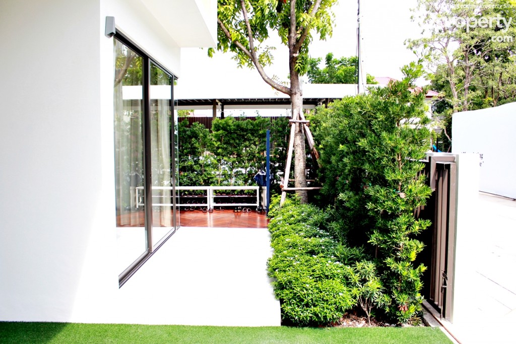 ทางเดินเข้าหน้าบ้าน