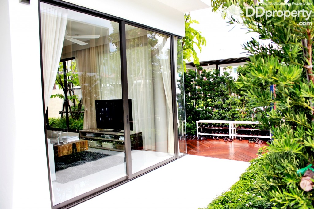 หน้าบ้านกว่าง 3.4 ม. เลือกให้กระจบบานใหญ่เต็มพื้นที่ทางเข้า