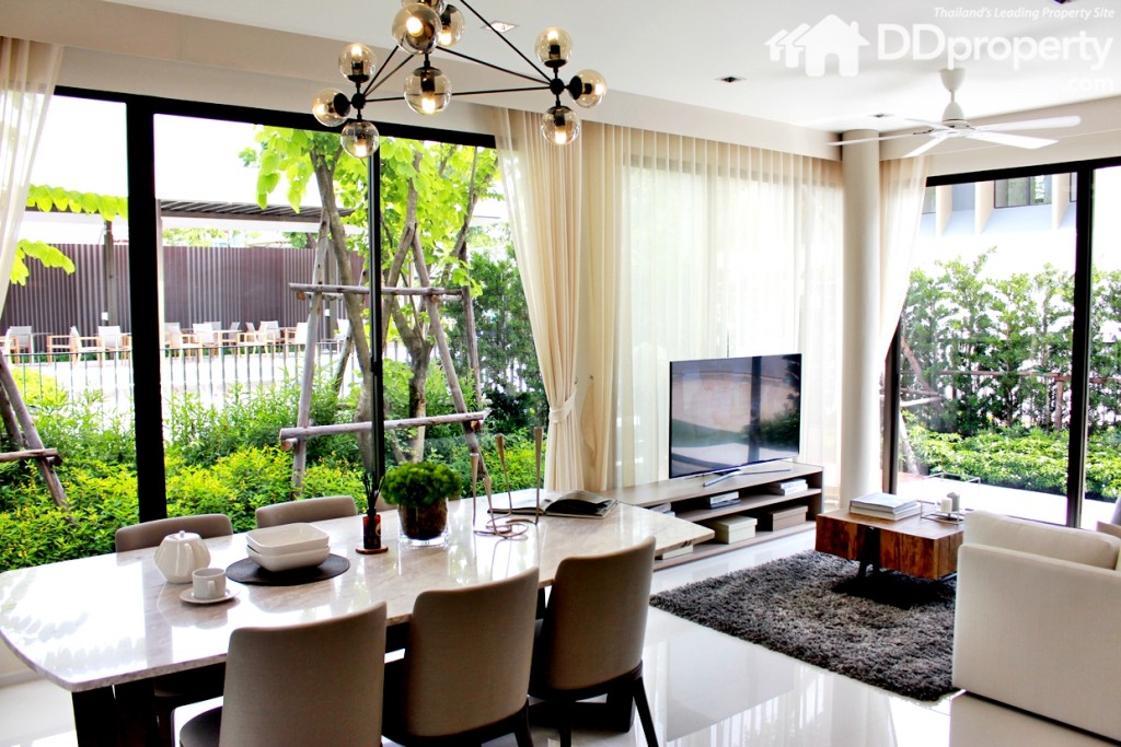 เป็นกระจกรอบตัวบ้านเพื่อความโปร่ง และสวยงาม