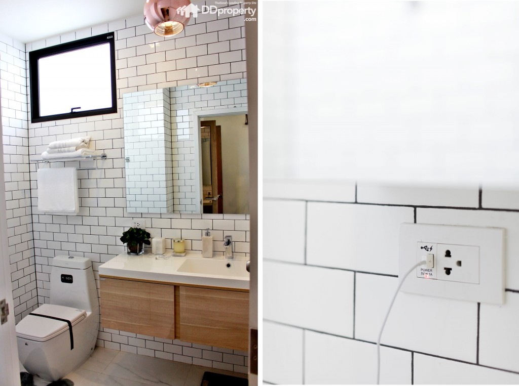 ภายในห้องน้ำเน้าโทนสีขาวสว่าง ใส้ลวดลายของช่องว่างกระเบื้องให้ดูมีสไตล์