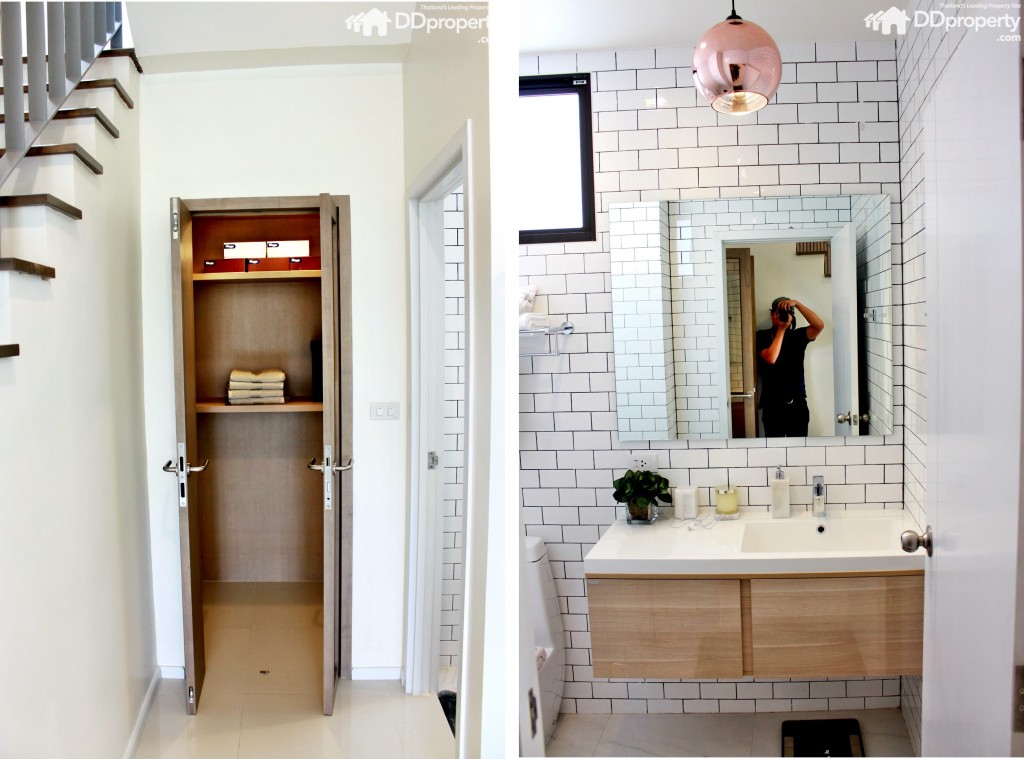 ห้องเก็บของอยู่ใต้บันไดถูกบิวท์อินให้เหมาะต่อการใช้งานเเละมีความสวยงาม ขาวมือเป็นห้องน้ำรวม