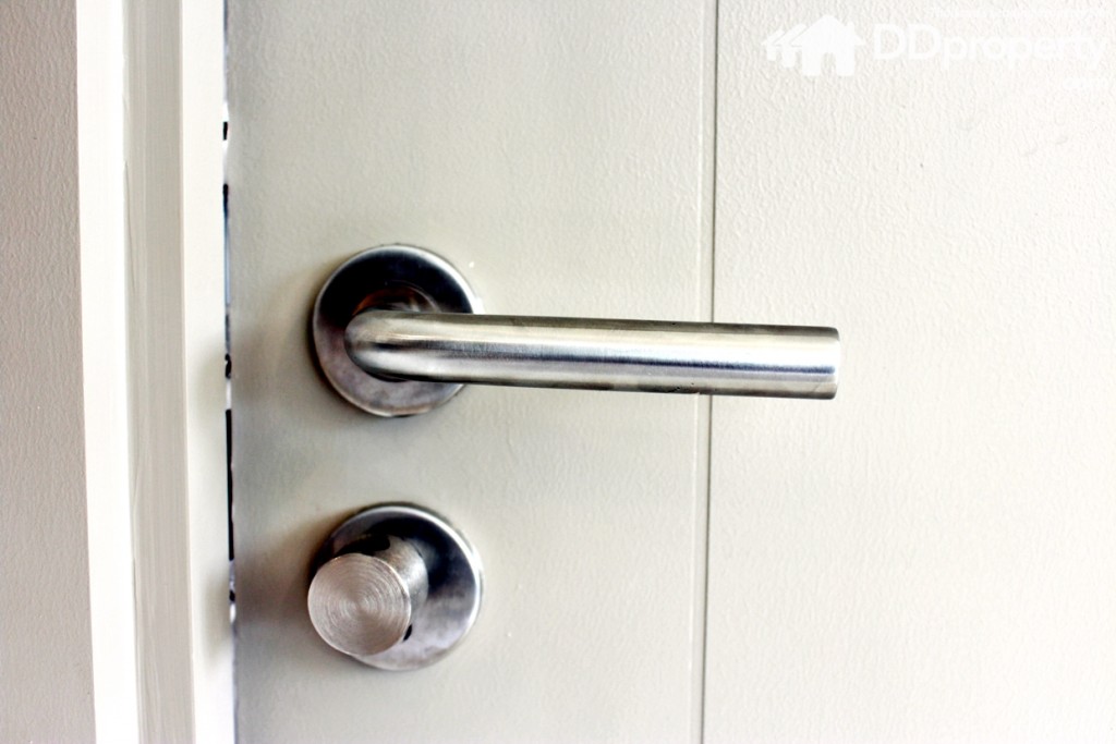 ที่เปิดของทุกประตูเป็นแบบมือจับ