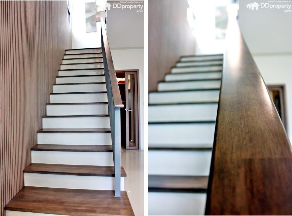 ฐานของบันไดเป็นคอนกรีตเพื่อความมันคงปูทับด้วยพื้นไม้ลามิเนต