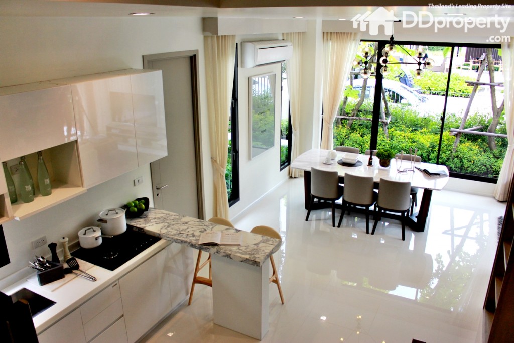 มุมมองห้องโถงจากบันได