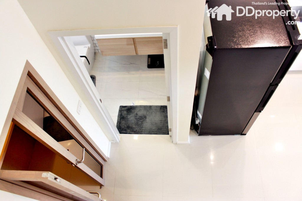 มุมสูงซ้านมือห้องเก็บของตรงกลางห้องน้ำ ขวามือห้องครัว