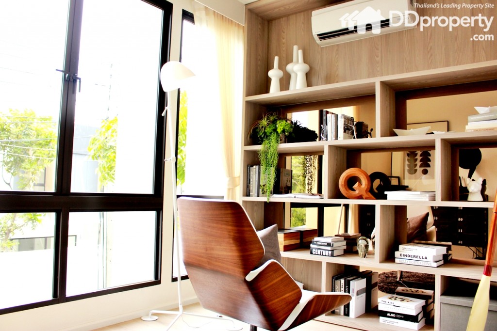 เพราะใช้กระจกทำให้แสงสว่างเข้าห้องได้อย่างทั่วถึง