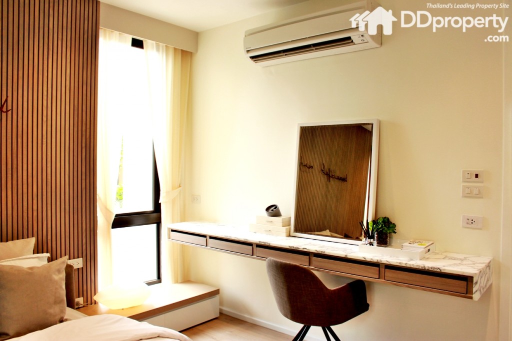 พื้นที่ด้านข้างเตียง ชั้นวางของด้านข้างบิวท์อินแบบลอกตัว