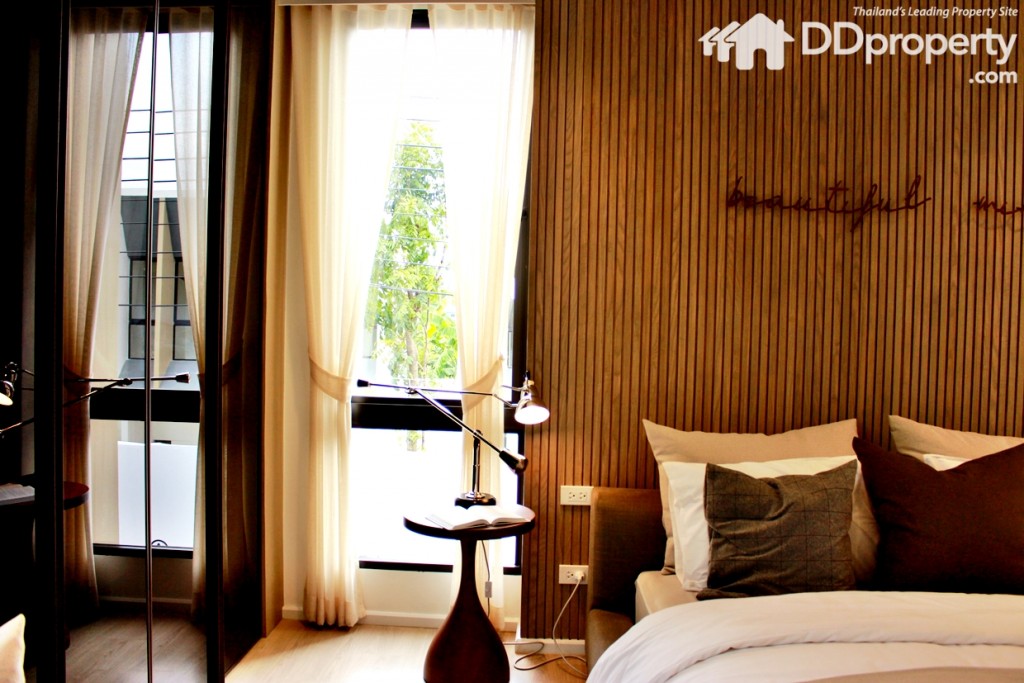 ด้านซ้ายของเตียงกับตู้เสื้อผ้า