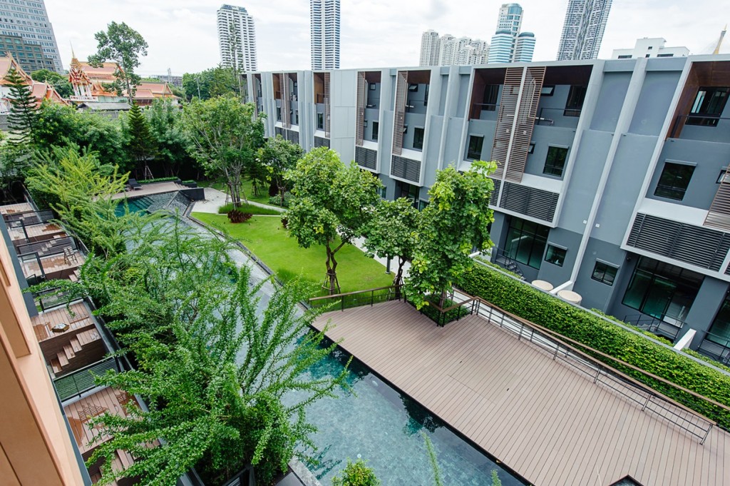 พื้นที่สระ และสวนส่วนกลางอยู่ระว่างตึก