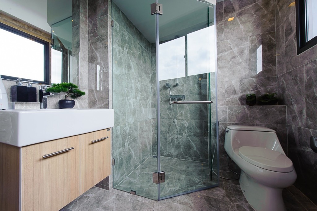 ห้องน้ำเน้นลวดลายหินอ่อนให้ความรู้สึกที่ดูมีระดับ