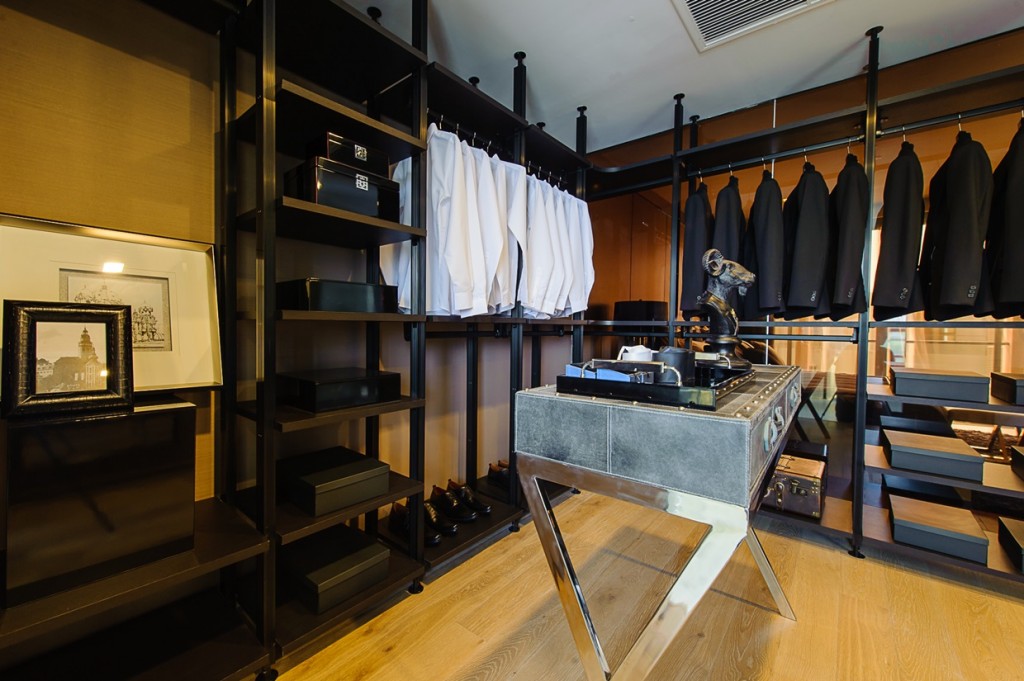 Walk-in Closet