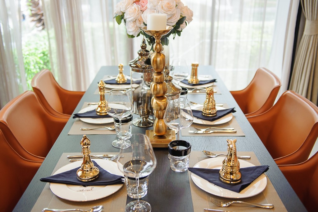 โต๊ะรับประทานอาหารให้ความรู้สึกที่ดีหรูหรา