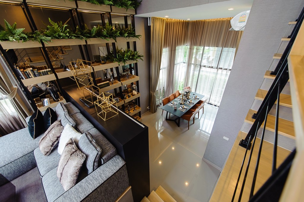 Living Room ให้สัมผัสธรรมชาติอันโปร่ง โล่ง สบาย ไม่แออัด ด้วยเพดานสูงกว่า 4.7 เมตร 