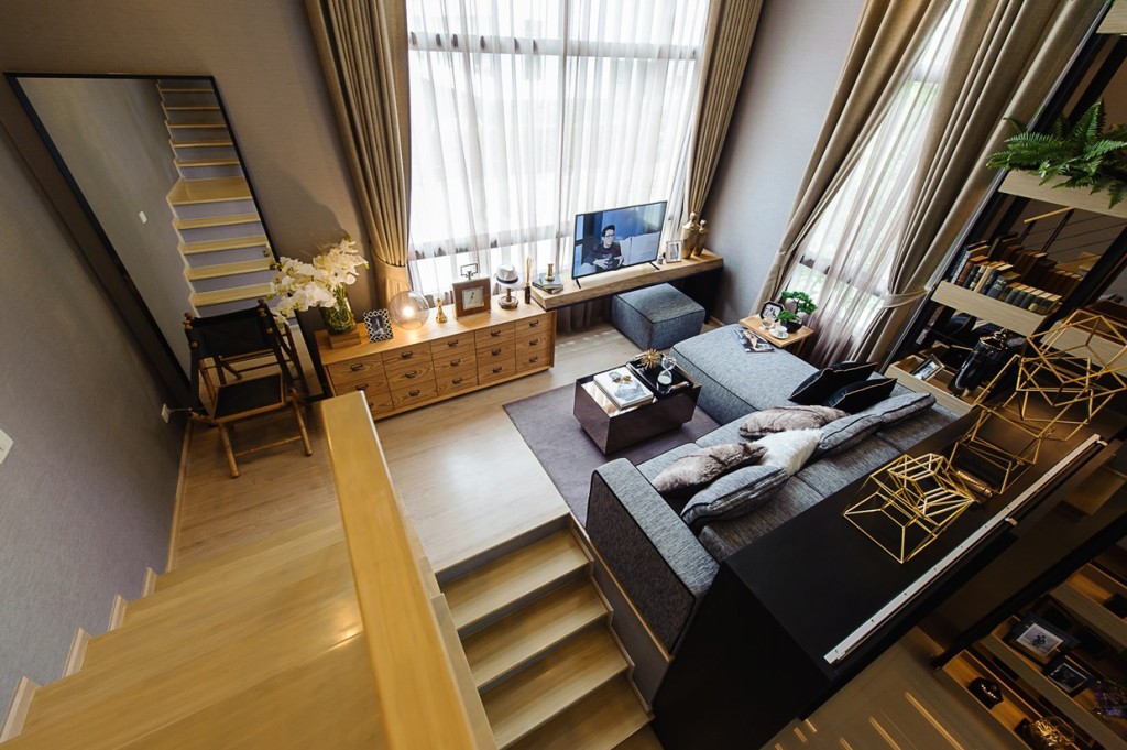 โดดเด่นด้วยชั้นลอยยกระดับด้านหน้าบ้าน สูงกว่า 3.2 เมตร 