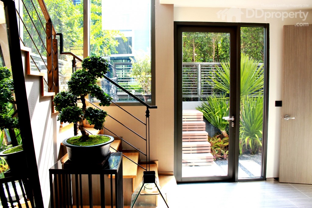 ภายในบ้านทะลุออกไปยังระเบียงด้านนอก แยกสวนกับห้องครับและห้องแม่บ้าน
