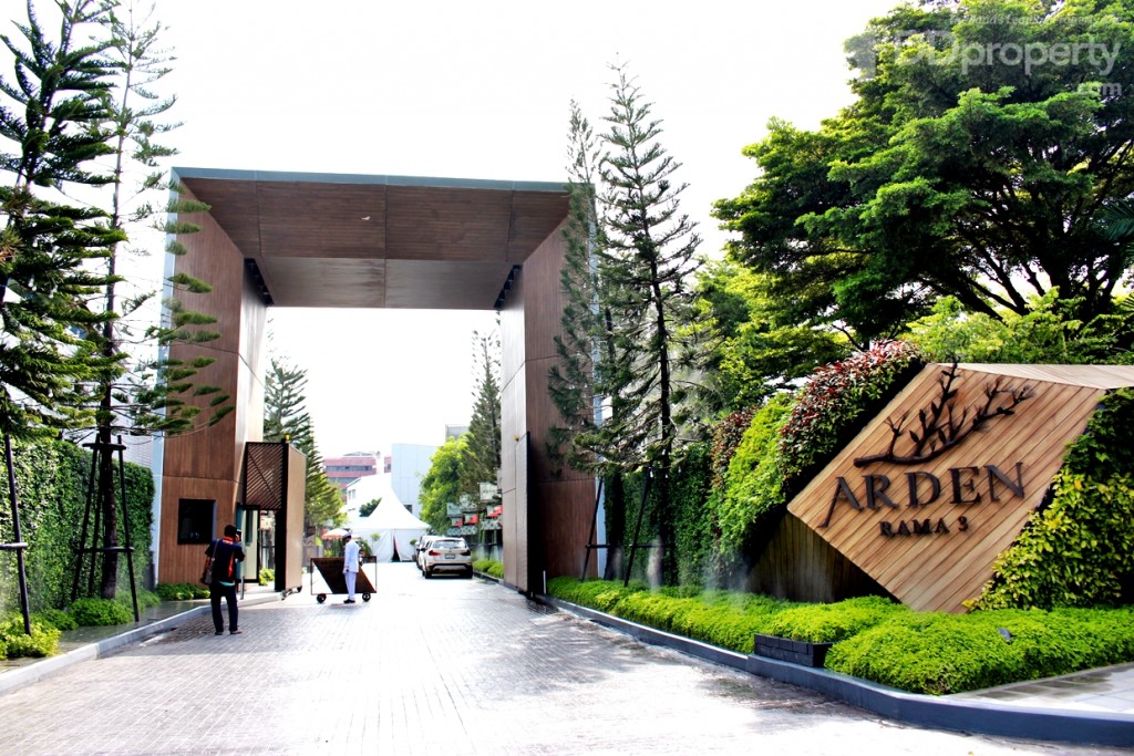 ด้านหน้าทางเข้าโครงการเป็นซุ่มประตูไม้ขนาดใหญ่