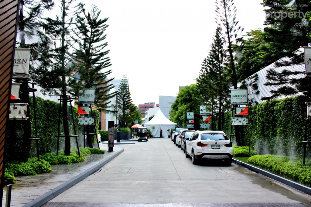 ถนนภายในโครงการกว้างประมาณ 6-8 เมตร