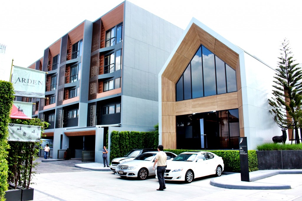 อาคารหน้าจั่วเป็นคลับเฮาส์ของโครงการ ส่วนด้านซ้ายมือเป็น ทาวน์โฮม 4.5 ชั้น Type L (The Green River):