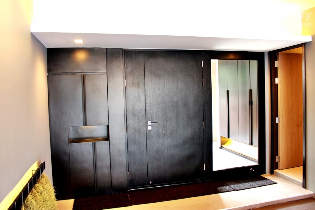 ทางเข้าสู่ภายในตัวบ้าน ด้านขวามือเป็นห้องครัว และห้องแม่บ้าน