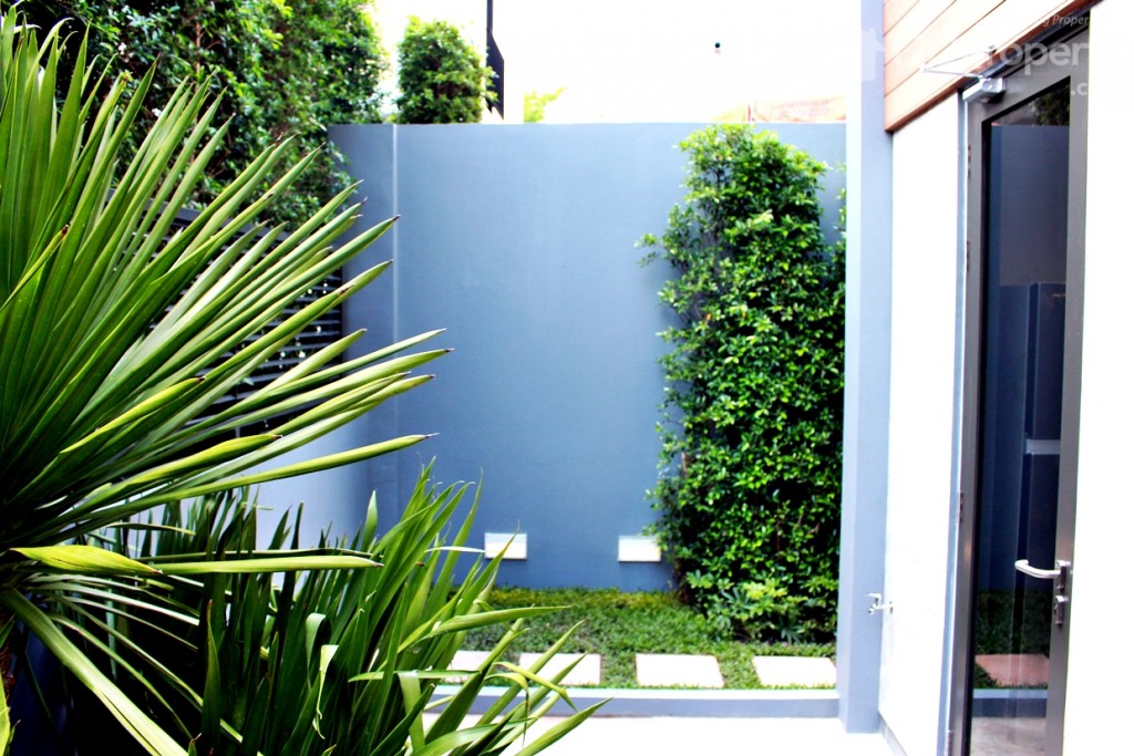 พื้นที่พื้นที่สวนด้านข้างบ้าน และทางเข้าห้องครัว