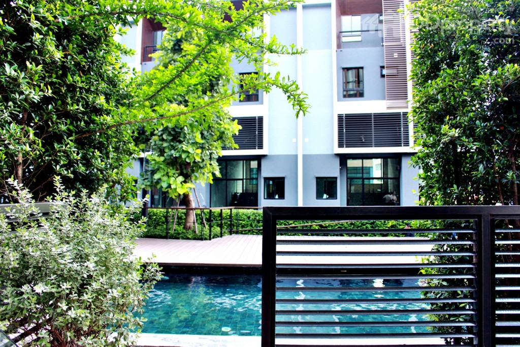 พื้นที่ติดกับสระน้ำเสมือน Pool Villa ของบ้าน Type-L