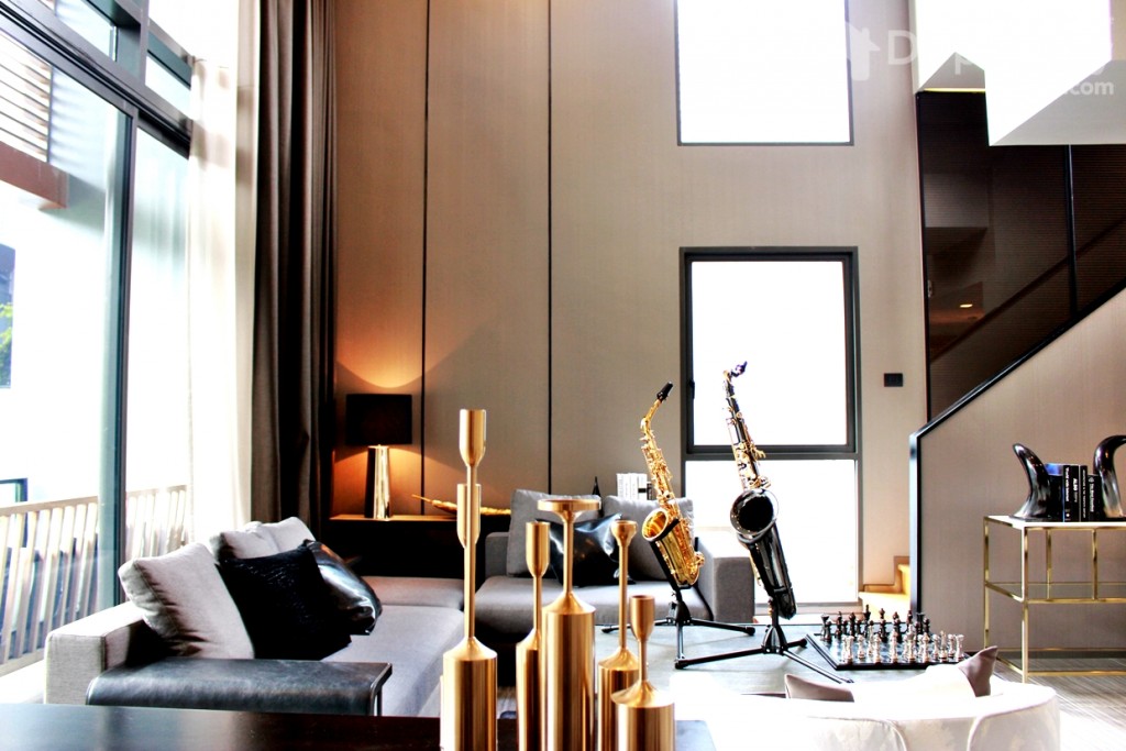 พื้นที่ห้อง Living Room มาพร้อมห้องเพดานสูง 5.4 เมตร เพิ่มความโปร่ง โล่ง สบาย