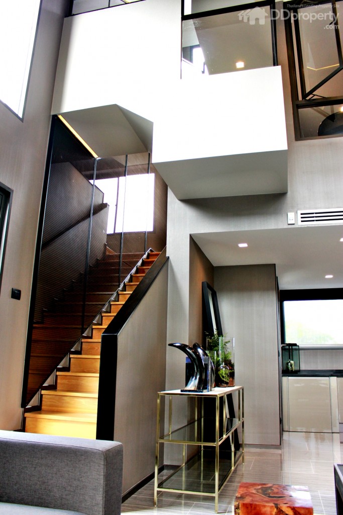 บันไดทางเดินไปยังชั้นต่างๆ