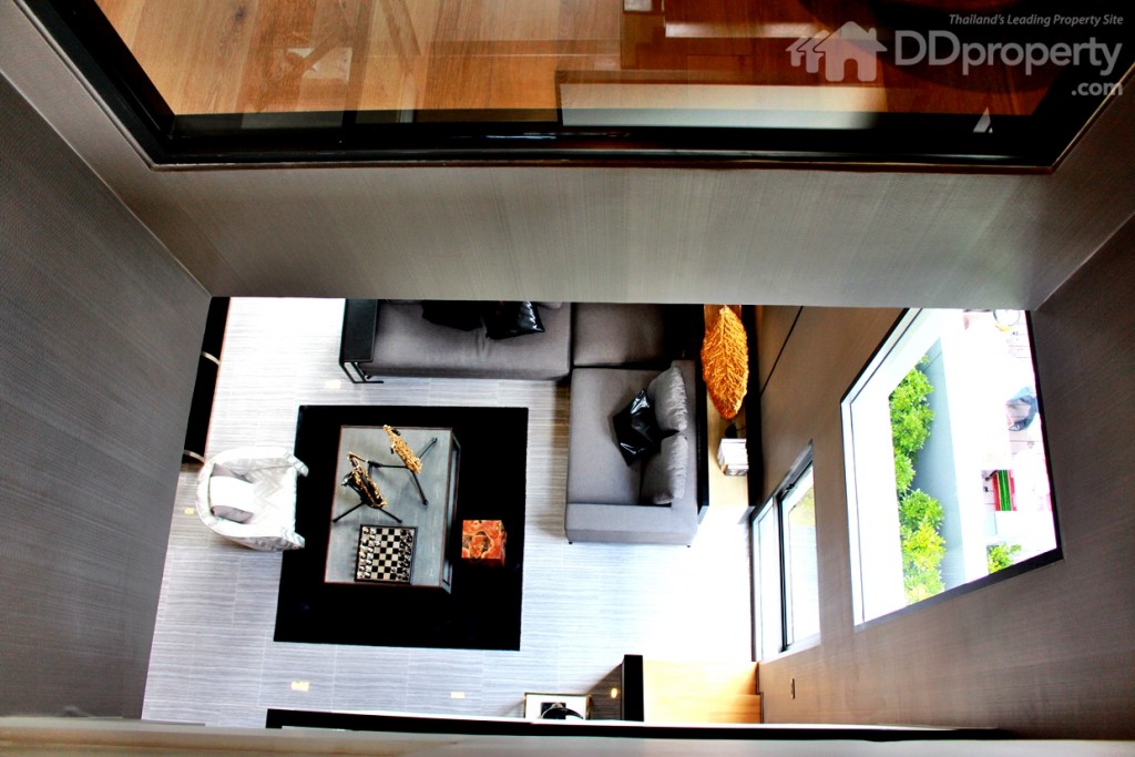 มุมสูงจากบันไดบนชั้นลอย