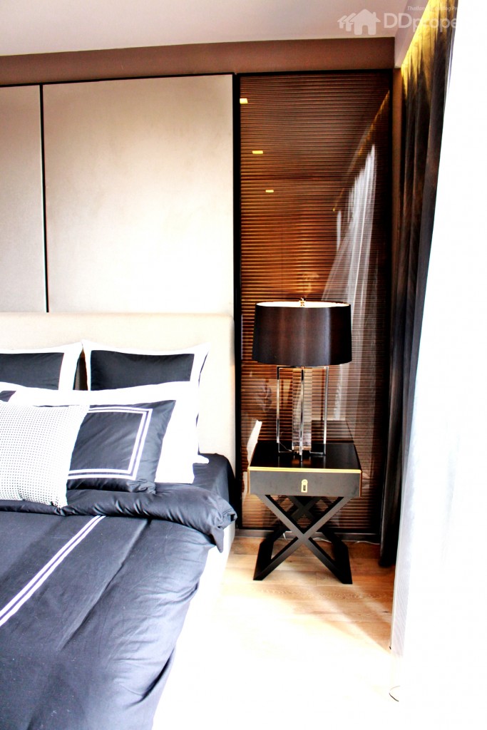 ที่ว่างข้างเตียง