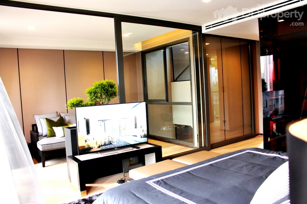 ฝั่งตรงข้ามห้อง Master Bedroom เป็น Semi Outdoor