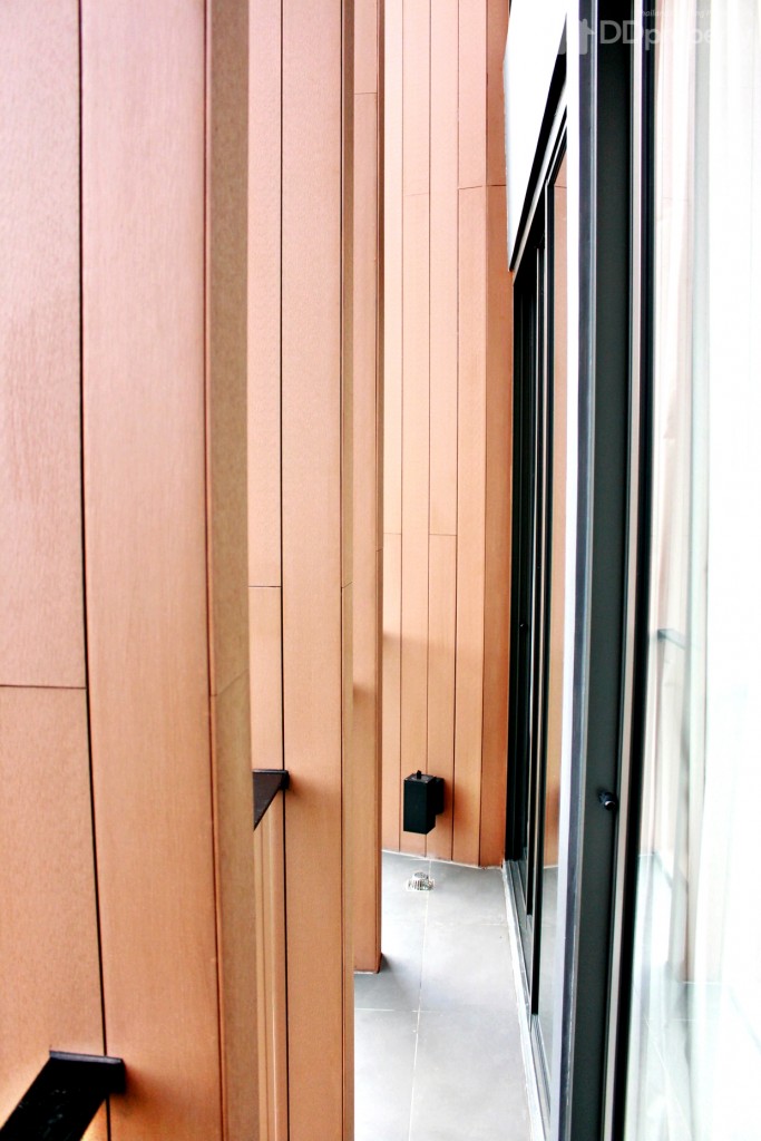 ด้านขาวของระเบียงห้องนอนใหญ่