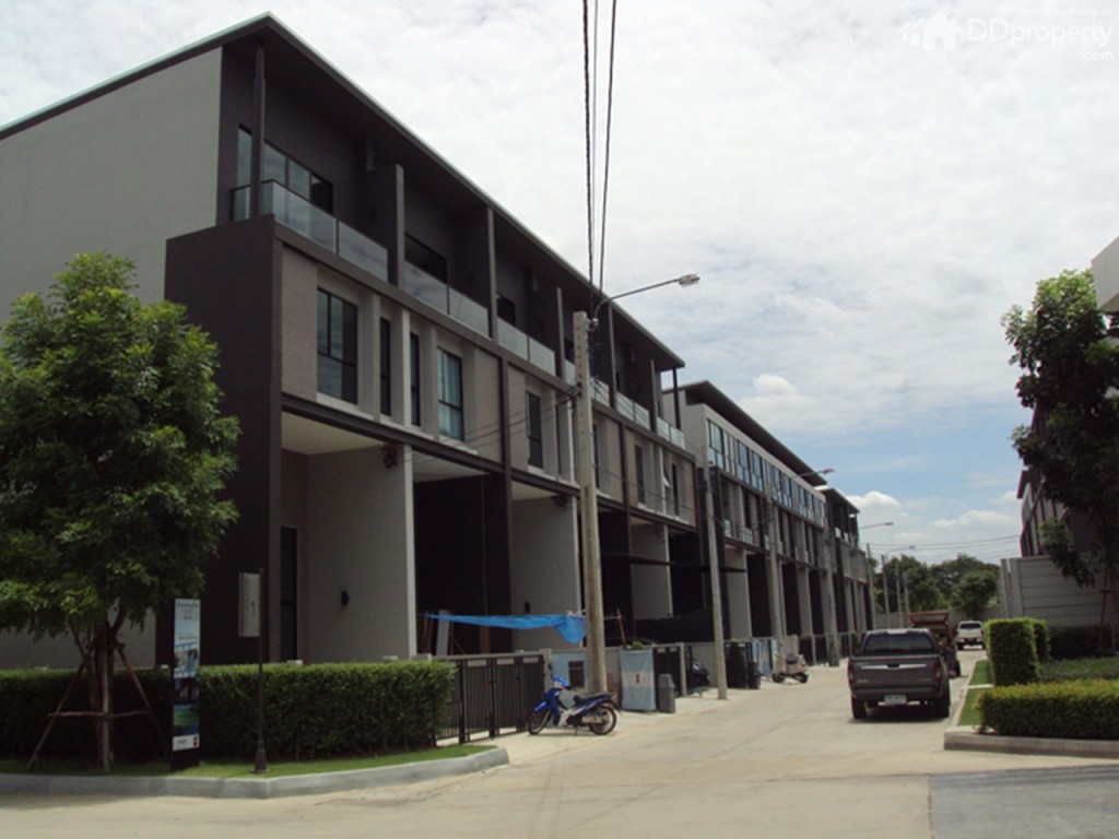 Baan Klang Muang Vibhavadi 64p34-035