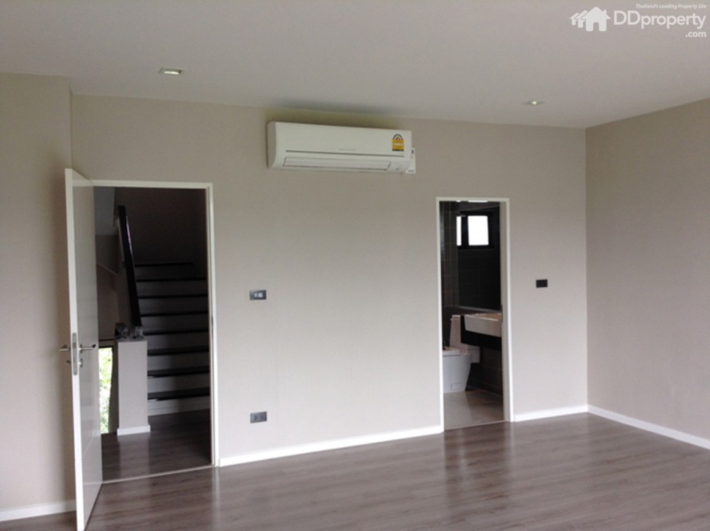 Baan Klang Muang Vibhavadi 64p86-037