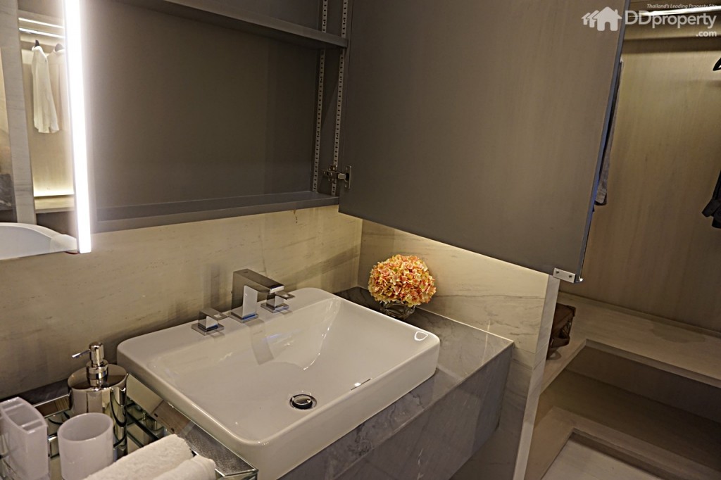 Issara CollectionIssara Collection 039-068